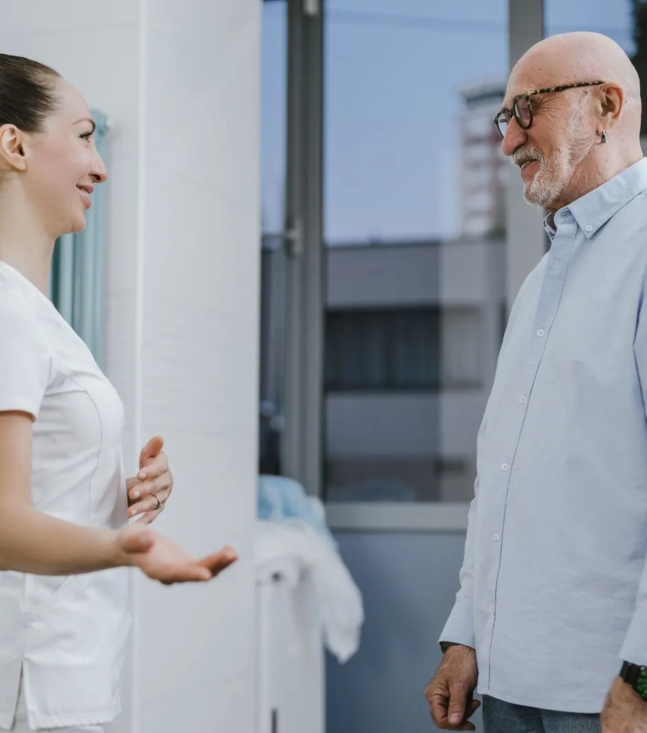 Wundexpertin im Gespräch mit einem älteren Patienten